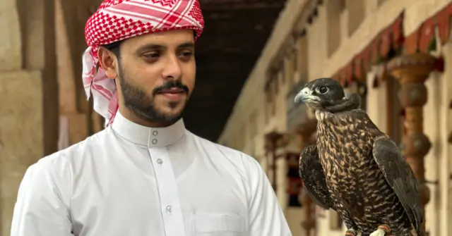 Criador de halcones en Souq Wakif.
