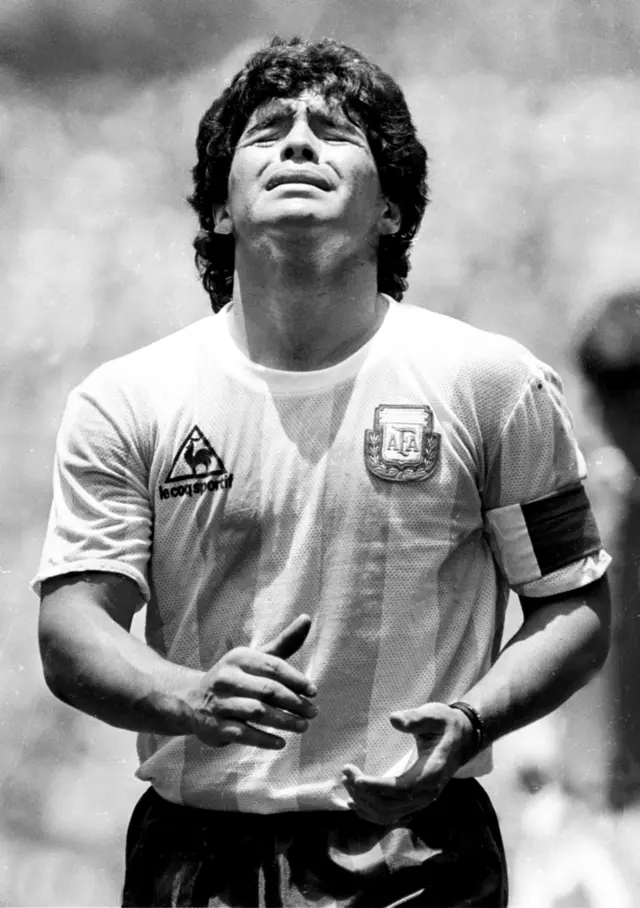 Diego Maradona ka e nyere ya akwụkwọ edo n'asọmpi Iko Mba Ụwa Mexico