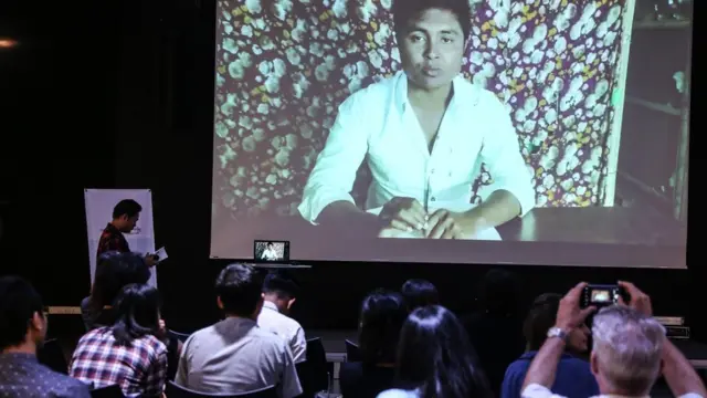 ကဗျာ ရွတ်ဆိုပွဲမှာ ဒုက္ခသည်စခန်းက ရိုဟင်ဂျာလူငယ်ကဗျာ ဆရာတွေဟာ Skype ကတဆင့် ပါဝင်ရွတ်ဆို