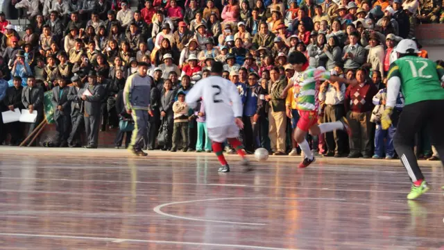 Evo Morales jugando al fútbol.
