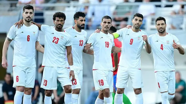 Jogadores da seleção do Irã comemoram após seu companheiro de equipe Mehdi Taremi marcar um gol durante um amistoso de futebol contra a Gâmbia em Antalya, Turquia, em 29 de maio de 2026.