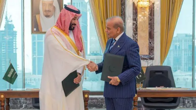 د پاکستان لومړی وزير له محمد بن سلمان سره