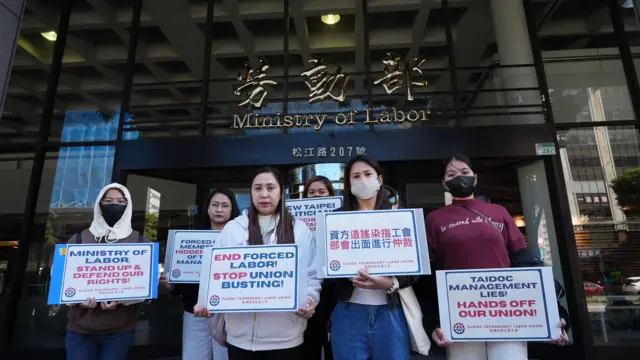 由菲律賓移工伊莉莎白與數名同事組織的泰博科技公司工會，在台灣勞動部前舉行抗議活動。