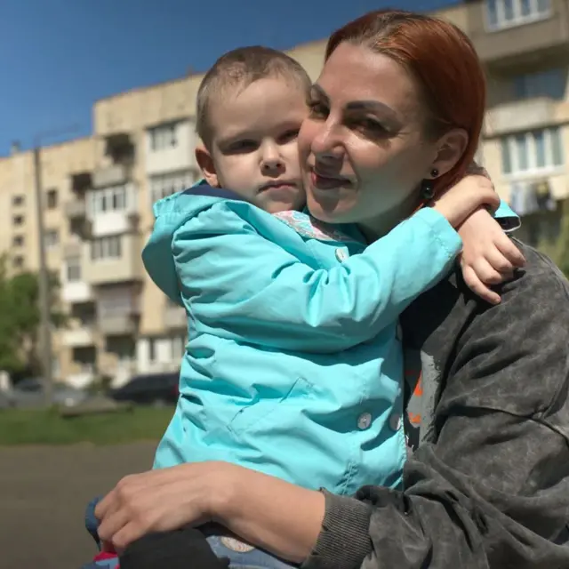 Алена кызы Виктория менен. Кызына жакында эле мээсинде өсмөсү бар деген диагноз коюлган