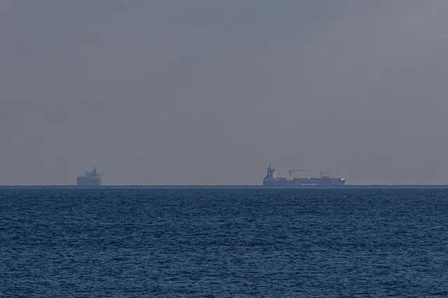 19 Şubat 2026’da Odesa limanı açıklarında iki gemi seyrediyor