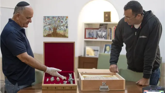 Agabkaa afar ka mid ah waxa laga helay shandad uu sitay nin Israeli ah oo ka ganacsada agabka qadiimka ah oo doonayey inuu kootarabaan ahaan dalka ku geliyo.