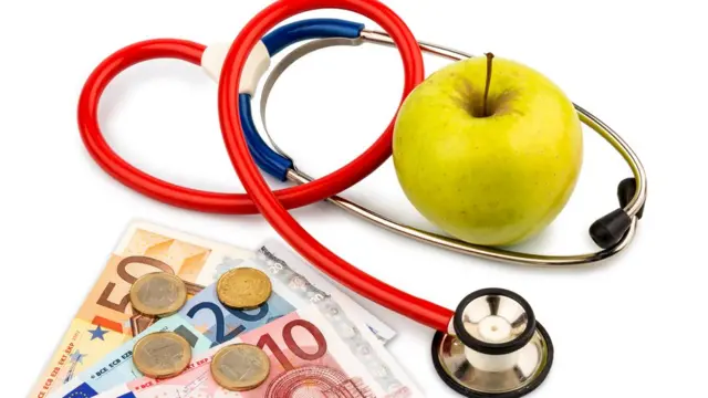 Яблуко, стетоскоп та гроші