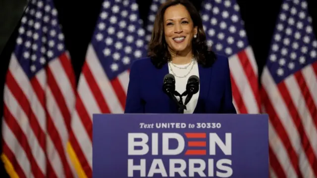 Kamala Harris devant les drapeaux américains lors d'un événement à Wilmington, Delaware