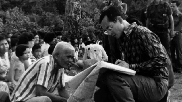 දේශපාලන අධිකාරියට ඉහලින් පෙනී සිටි පීතෘවරයෙකු බඳු චරිතයක් හිමිව සිටි භුමිපාල් අතුලතේජ් රජතුමා දේශපාලන කැළඹීම් සහිත අවස්ථාවන් වල දී ඒවාට මැදිහත්වී කටයුතු කළේය.