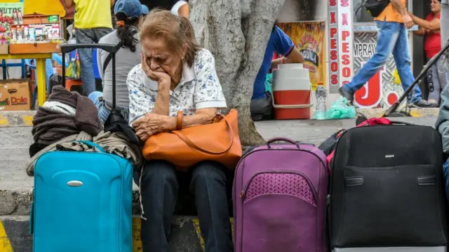 Una venezolana descansa después de hacer compras en Cucuta, Colombia