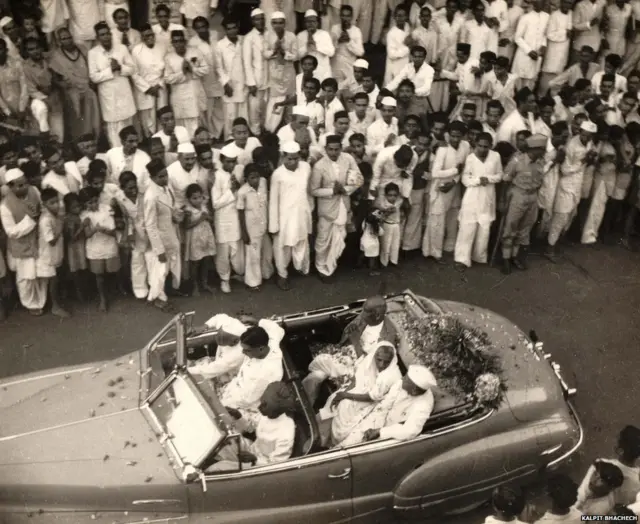 अहमदाबाद भेटीदरम्यान रस्त्याच्या दुतर्फा लोकं उभी होती. त्यांच्या अभिवादनाचा स्विकार करताना सरदार पटेल.