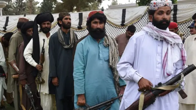 بلوچ علیحدگی پسند ہتھیار ڈالتے ہوئے