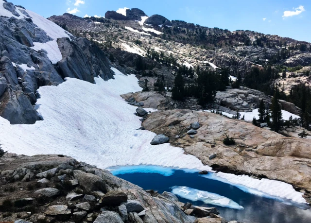 Nieve rosada en montañas del Parque Nacional de Yosemite
