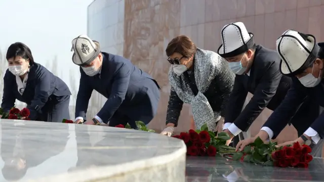 Бүгүн апрель окуяларында курман болгондордун сөөгү жаткан Ата-Бейитке президент Садыр Жапаров жана экс-президенттер Роза Отунбаева менен Сооронбай Жээнбеков чогуу барып, гүл коюшту.