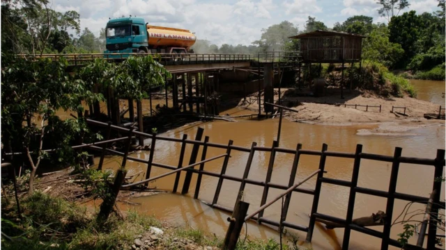 Un camión de petróleo en la Amazonía