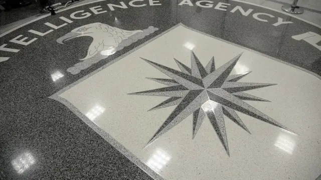 Fotografia colorida mostra o logo da CIA no quartel general da agencia