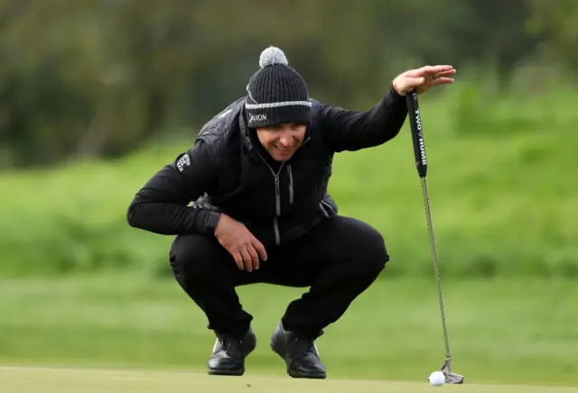 Dean Burmester na Afirka ta Kudu na duba rami na 6 da kwallon gulf ya fada, a rana ta farko na gasar Irish Open ranar Alhamis