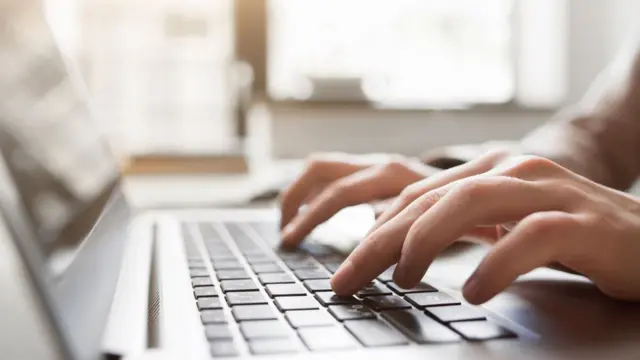 Unas manos sobre un teclado