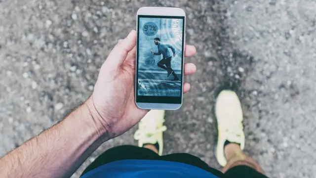 Runner con un celular