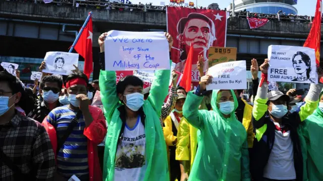 অং সাং সু চির মুক্তি দাবি করছে বিক্ষোভকারীরা