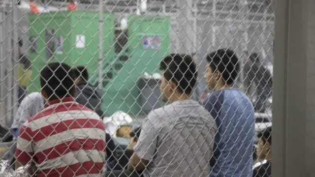 बच्चों को पिंजरे में रखे जाने की तस्वीरें वायरल हो रही हैं