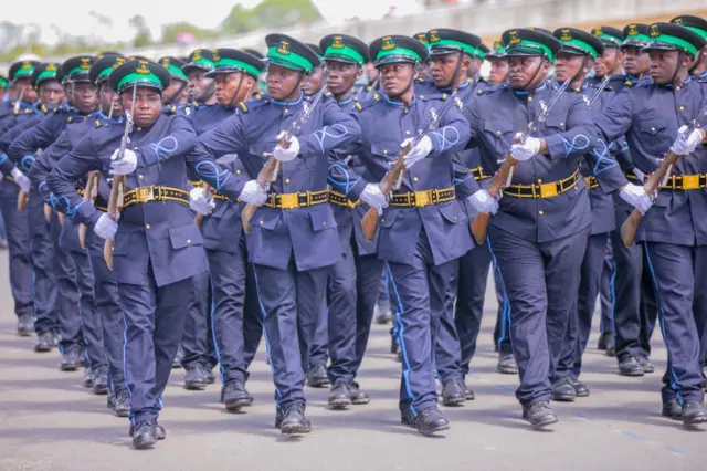 Aba ni abo mu rwego rushinzwe imipaka ya Tanzania, nibwo bwa mbere bakoze akarasisi ku munsi w'ubwigenge