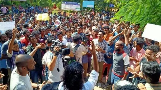 புதுவை மாணவர்கள் போராட்டம்