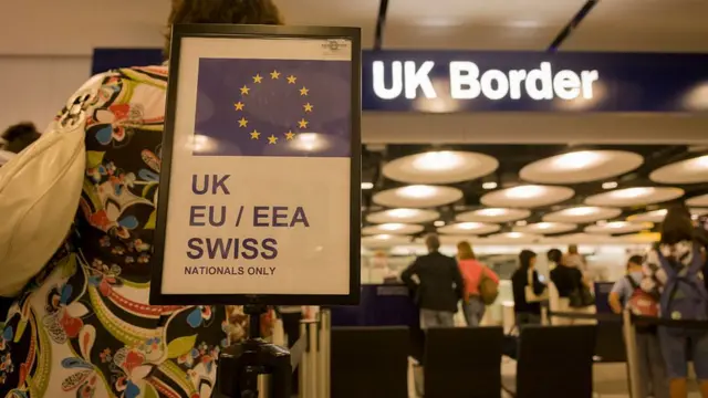 Control migratiorio en el aeropuerto de Heathrow, Londres