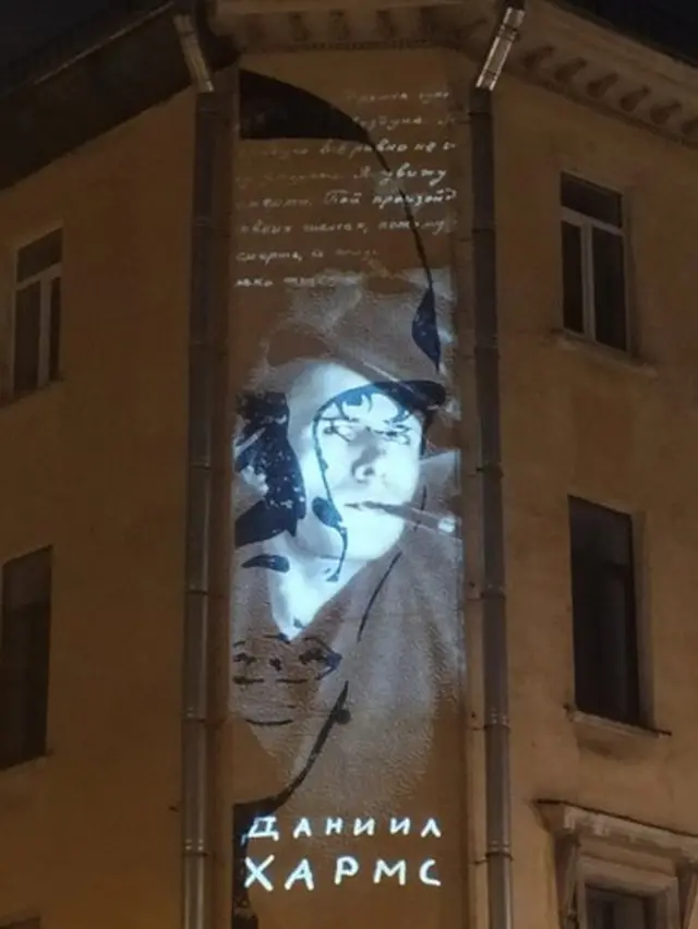 Подсветка с портретом Хармса на фасаде дома