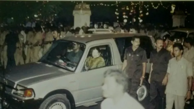 1995ல் ஜெயலலிதா அவரது வளர்ப்பு மகன் சுதாகரனின் திருமண ஊர்வலத்தில் செல்லும் காட்சி