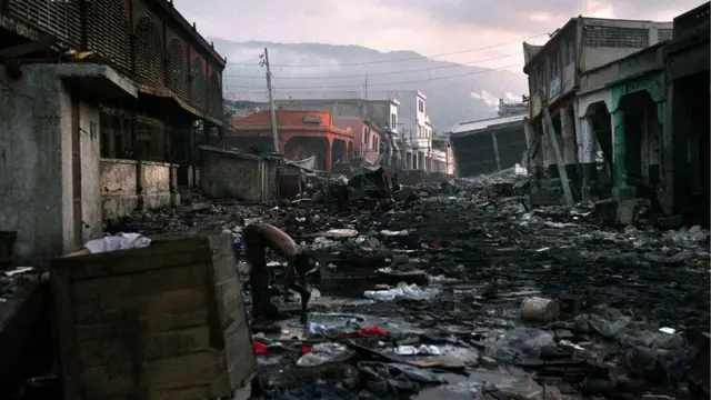 Calle en Puerto Príncipe destrozada tras el terremoto de 2010.