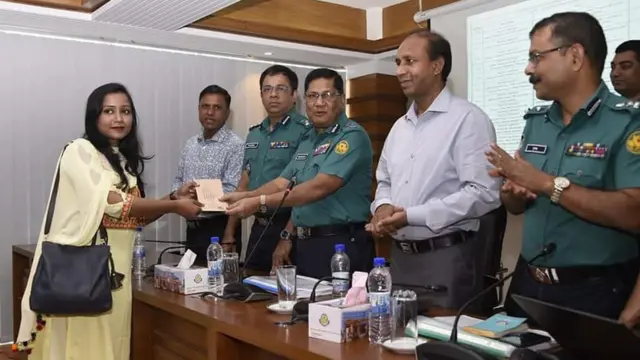 ঢাকার পুলিশের কাছ থেকে সাহসিকতার স্বীকৃতি স্বরুপ পুরস্কার নিচ্ছেন অন্তরা রহমান