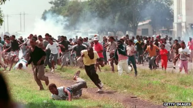 शार्पविल में रंगभेद नीति का विरोध कर रहे निहत्थे लोगों पर पुलिस ने गोलियां बरसाईं