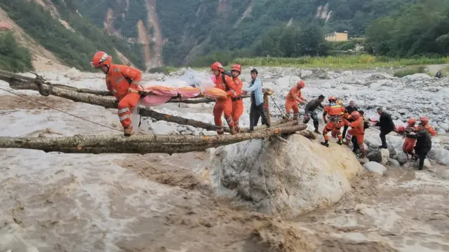 9月5日，武警四川總隊機動第二支隊官兵在甘孜州瀘定縣磨西鎮磨子溝村搭建臨時木橋轉移被困群眾。