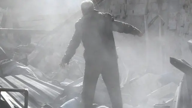 تقول الصحيفة إن الهجمات الجوية للتحالف بقيادة الولايات المتحدة على سوريا والعراق زادت عام 2017 بنسبة 50 في المئة عن العام السابق له