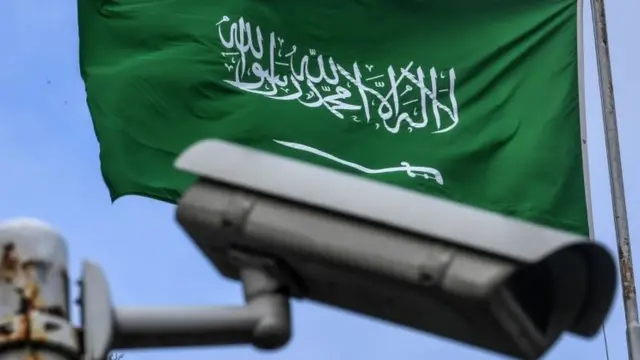 दूतावास के बाहर लगा सीसीटीवी कैमरा