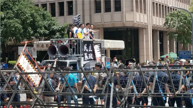 国民党主席江启臣在立法院门外发表演说