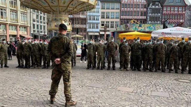 солдаты на площади во Франкфурте