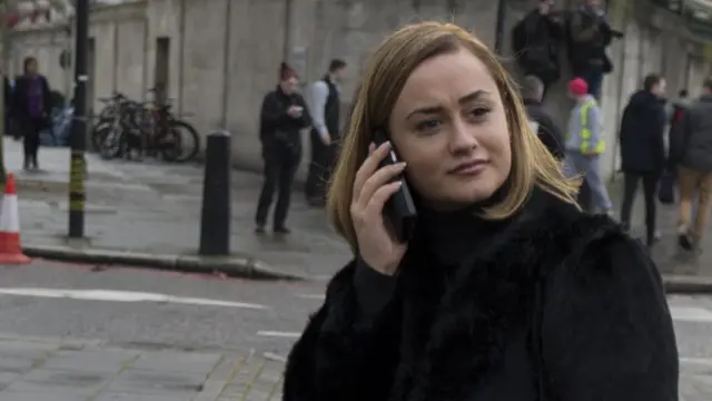 伦敦街头一名女士接听电话（资料图片）