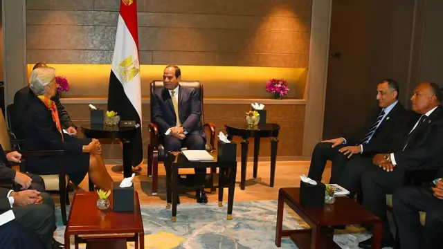 الرئيس المصري عبد الفتاح السيسي ووزير الخارجية سامح شكري ومحافظ البنك المركزي طاؤق عامر مع كريستين لاجارد مدير صندوق النقد عام 2016