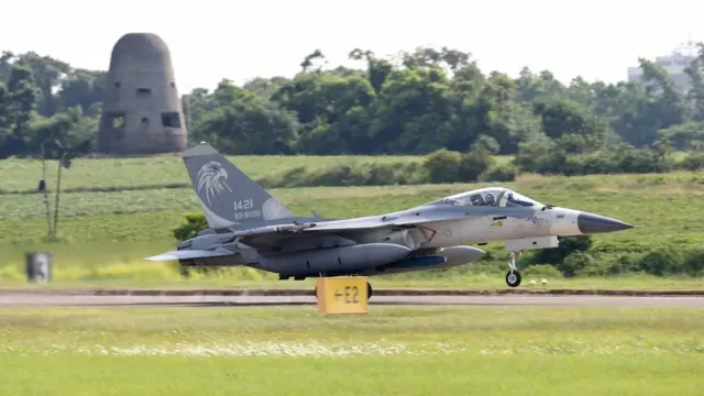 台湾军方:解放军飞机远航演练都有全程监控。