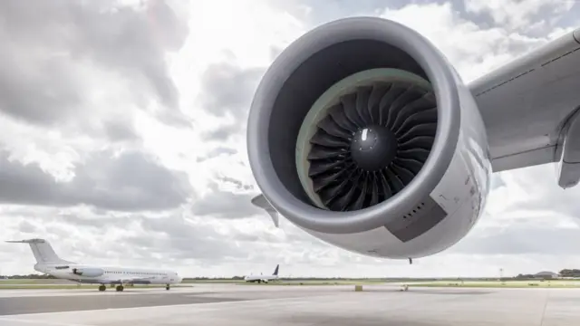 avión en pista de aterrizaje