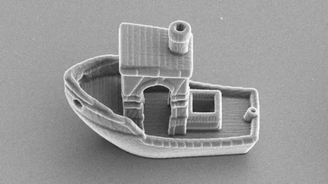 Esta partícula con forma de barco tiene 30 micrómetros de largo.