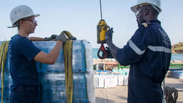 પાણીની બોટલની હેરફેર કરી રહેલા લોકોની તસવીર