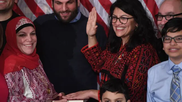 ABD tarihindeki ilk Filistin kökenli Kongre üyesi olan Rashida Tlaib Ocak ayındaki yemin törenine geleneksel kıyafetleriyle katılmıştı.