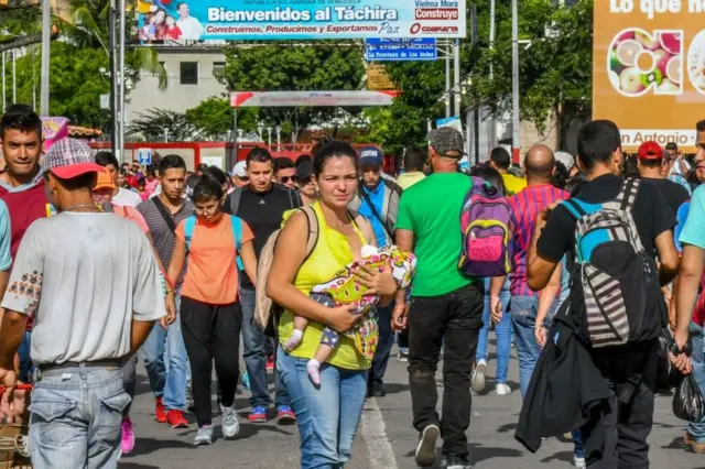 Gente cruza el Puente Internacional Simón Bolívar.