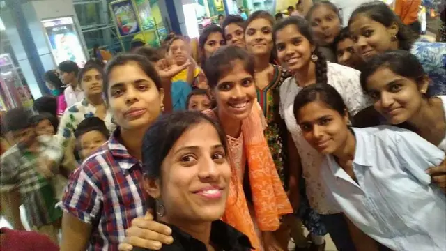 విద్యార్థినుల సెల్ఫీ