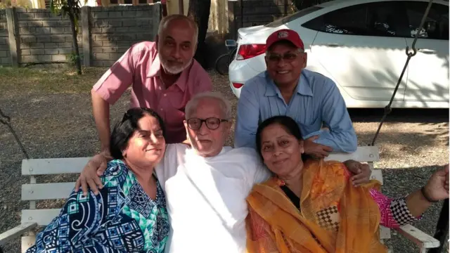 વચ્ચે મહેન્દ્ર મેઘાણી. બેઠેલાં મંજરીબહેન (જમણે) અંજુબહેન (ડાબે). ઊભેલા ગોપાલભાઈ (ડાબે) અને અબુલભાઈ (જમણે)