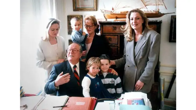 1990年代中期，玛丽娜（右）和父亲及两个姐姐在一起。