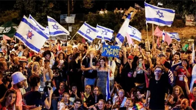 Dibadbaxayaal ka soo horjeeda Netanyahu oo isugu soo ururay bannaanka baarlamaanka Qudus xilli ay codbixintu socotay